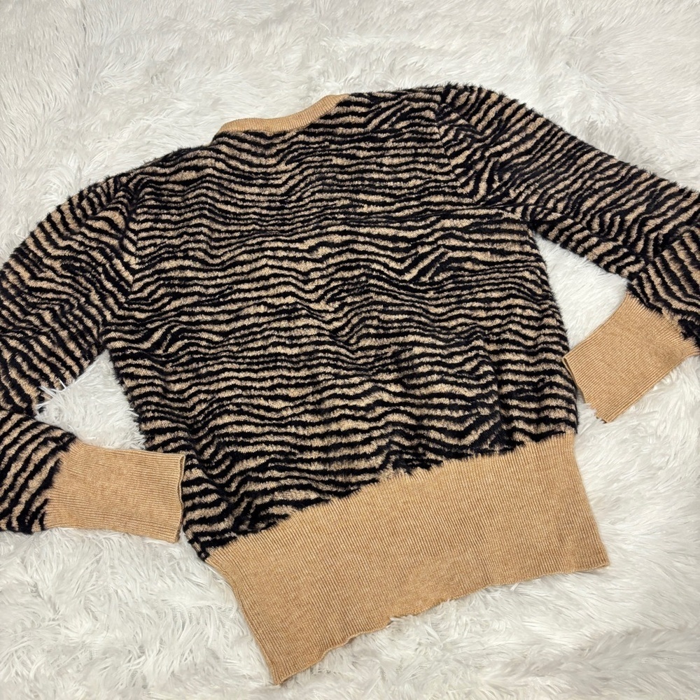 ASTR the Label Tiger Stripe V-Neck Sweater in Taupe Size Medium - Picture 7 of 9
